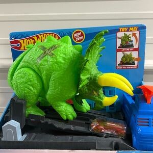 Hotwheels 2019 Green Smashin’ Triceratops Playset with Dinosaur and Car, NEW